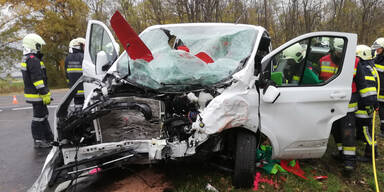 Horror-Crash: Kleintransporter crasht mit Sattelzug
