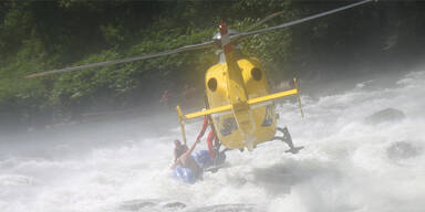 Schlauchbootfahrer mit Hubschrauber gerettet