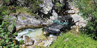 Urlauberauto stürzt in Schlucht