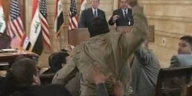Irakischer Reporter bewarf Bush mit Schuhen