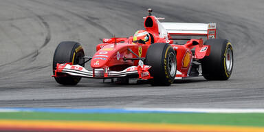 Hier fährt Mick Schumacher mit dem Ferrari seines Vaters