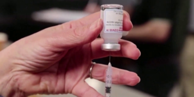 Spritze mit Covid-Impfstoff