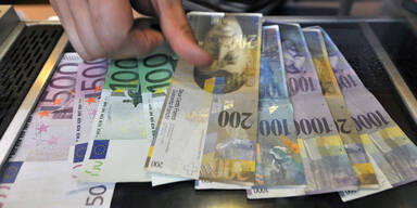 Schweizer fluten den Markt mit Franken