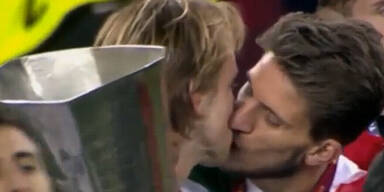 Sevilla-Star Rakitic küsst Teamkollegen