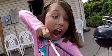 Mädchen zieht Zahn mit Pfeil und Bogen