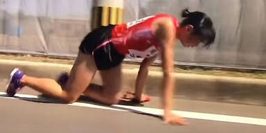 Läuferin kriecht mit gebrochenem Bein 200m ins Ziel