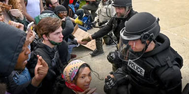 USA-Proteste: Polizisten knien mit Demonstranten nieder