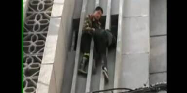 Feuerwehr rettet Fassadenräuber in 20m