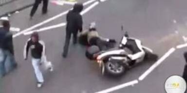 Mann von fahrendem Moped gerissen