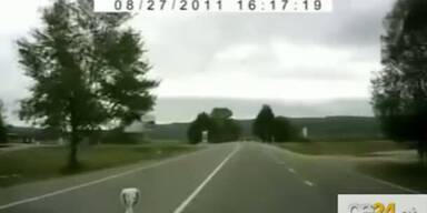 Schockvideo: Kind läuft vor rasendes Auto