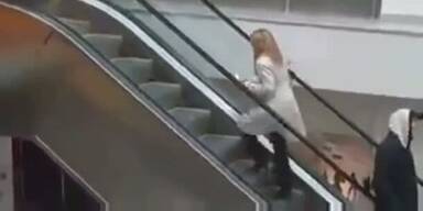 Blondine versteht Rolltreppe nicht