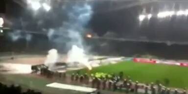 Hooligans setzen Olympiastadion in Brand
