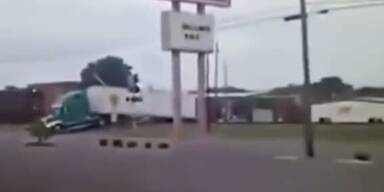 Zug rammt Truck auf Bahnübergang