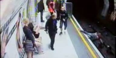 Irrer stößt Frau auf U-Bahn-Gleise