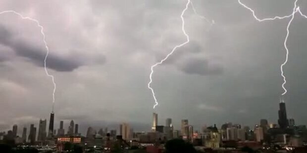 Chicago: Blitz trifft drei Hochhäuser gleichzeitig
