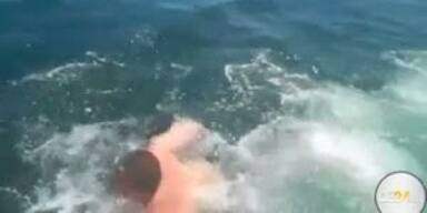 Lebensmüder Mann springt Hai auf Rücken