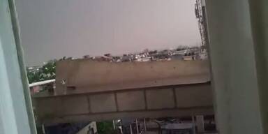 Sturm in Delhi reißt ein Dach in Stücke