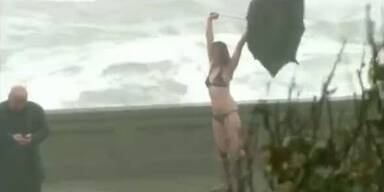 Frau kämpft im Bikini gegen Flut an