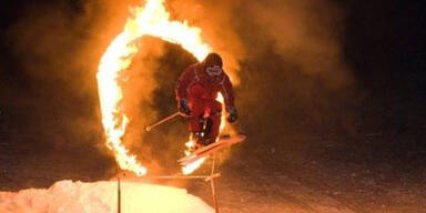Mann gerät bei Skishow mit Hand in Motor