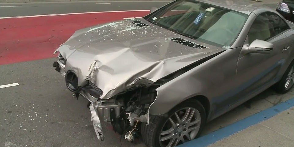 Mercedes-Roadster springt in Tesla-Schauraum
