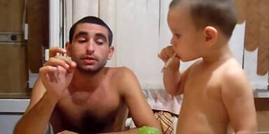 Kleinkind raucht VIDEO