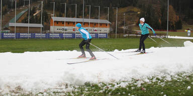 Langlaufloipe aus Schnee vom letzten Jahr