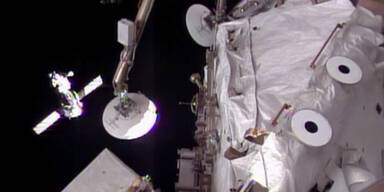 Sojus-Kapsel dockte verspätet an ISS an