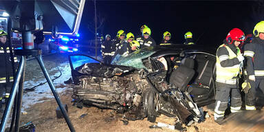 Auto bei Horror-Crash zerfetzt: 2 Tote