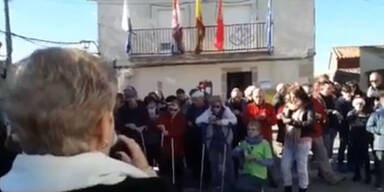 Verrückt! Spanisches Dorf zieht wieder Silvester vor