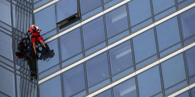 Spiderman klettert auf Wolkenkratzer