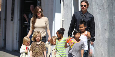 spl259260_001_Brad-Pitt_Angelina-Jolie.jpg