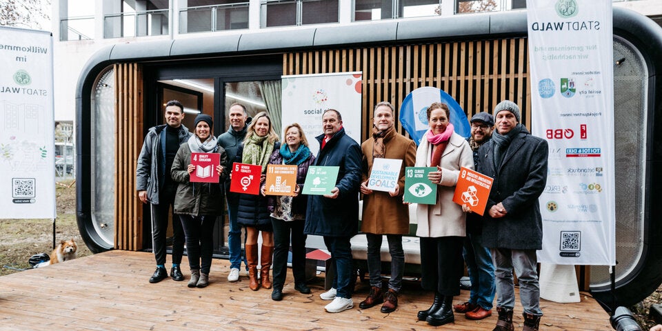 v.l.n.r.: Emil Diaconu (Geschäftsführer Social City Wien), Martina Forster (Projektleiterin StadtWald), Bernhard Seitz (Bezirksvorsteher-Stellvertreter Leopoldstadt), Claudia Brey (Geschäftsführerin ÖBB-Immobilienmanagement GmbH), Daniela Kain (Programm- Managerin Klima- und Energiefonds), Alexander Nikolai (Bezirksvorsteher Leopoldstadt), David Šikl (Product Owner Fashion Line KOMA), Judith Pühringer (Unterstützerin & Beirat Social City Wien), Florian Heger (Standortbetreuer KOMA), Gernot Stangl (Geschäftsführer Toi Toi Mobile Sanitärsysteme GesmbH)