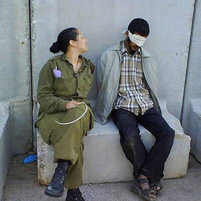 IDF Soldatin posiert mit Gefangenen