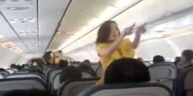 Stewardessen tanzen Sicherheitsvorkehrungen