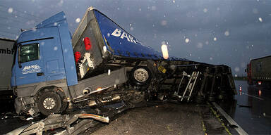 Schwerer Lkw-Crash auf der Westautobahn