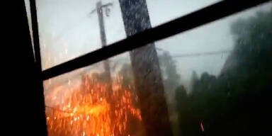 Heftige Explosion: Blitz trifft Strommast
