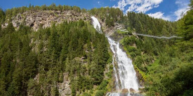 62-Jährige von Wasserfall mitgerissen - tot