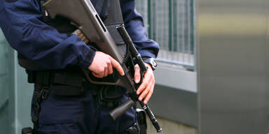 Polizist von Kollegen mit Sturmgewehr-Querschläger getroffen