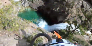 Schock-Video: Biker stürzt von Klippe in Fluss
