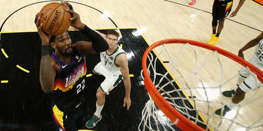NBA-Finals: Suns-Star Deandre Ayton springt auf den Korb zu (Game 1 gegen Bucks)