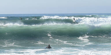Monster-Wellen ziehen tausende Surfer an