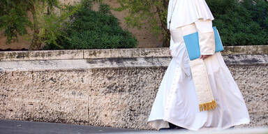 Als Papst verkleideter Tourist greift Polizisten vor Petersplatz an