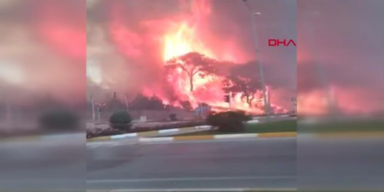 Waldbrand greift auf Antalya über