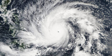 Tausende flüchten vor 700 Kilometer-Taifun