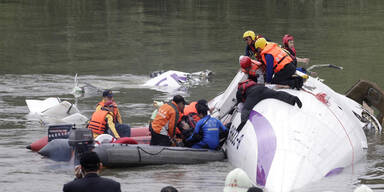 Taiwan: Flugzeug stürzt in Fluss