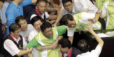 Taiwans Abgeordnete prügeln sich