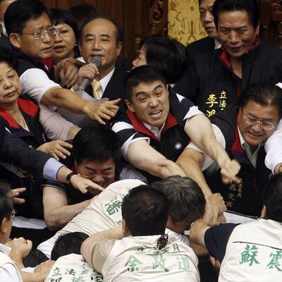 Taiwann: Wilde Prügelei im Parlament