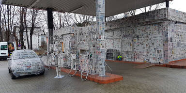 Tankstelle in Linz mit Zeitung zugeklebt