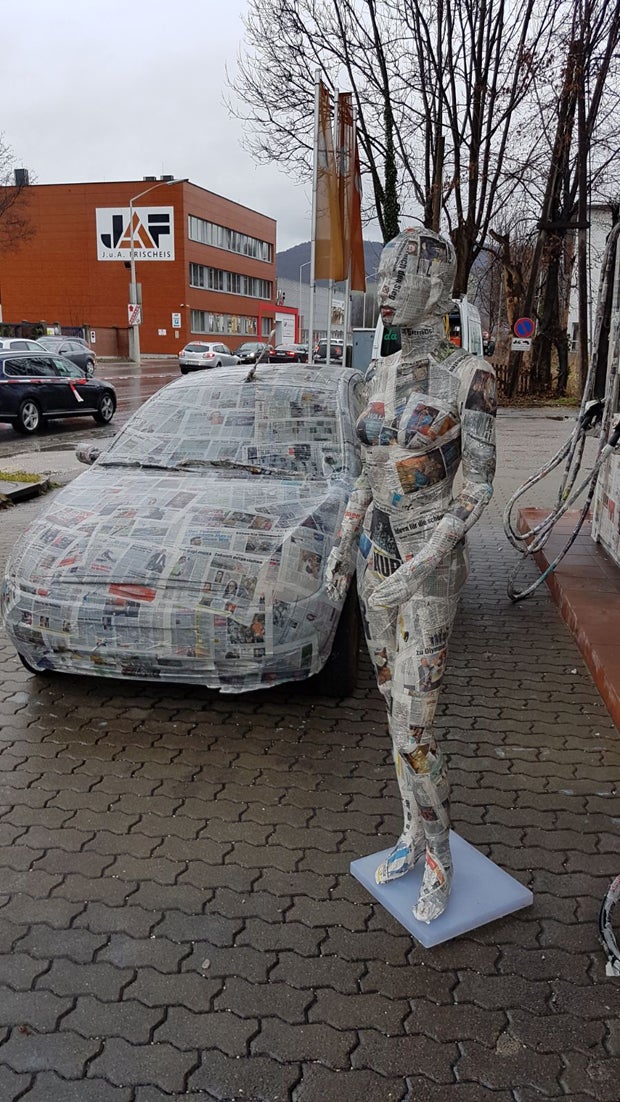Tankstelle in Linz mit Zeitung zugeklebt