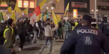 Eklat in Favoriten: Demonstranten wollen Polizei-Sperre durchbrechen